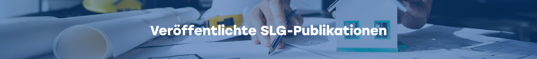 Veröffentlichte SLG-Publikationen auf einem Tisch mit Architekturfotos und Baupl